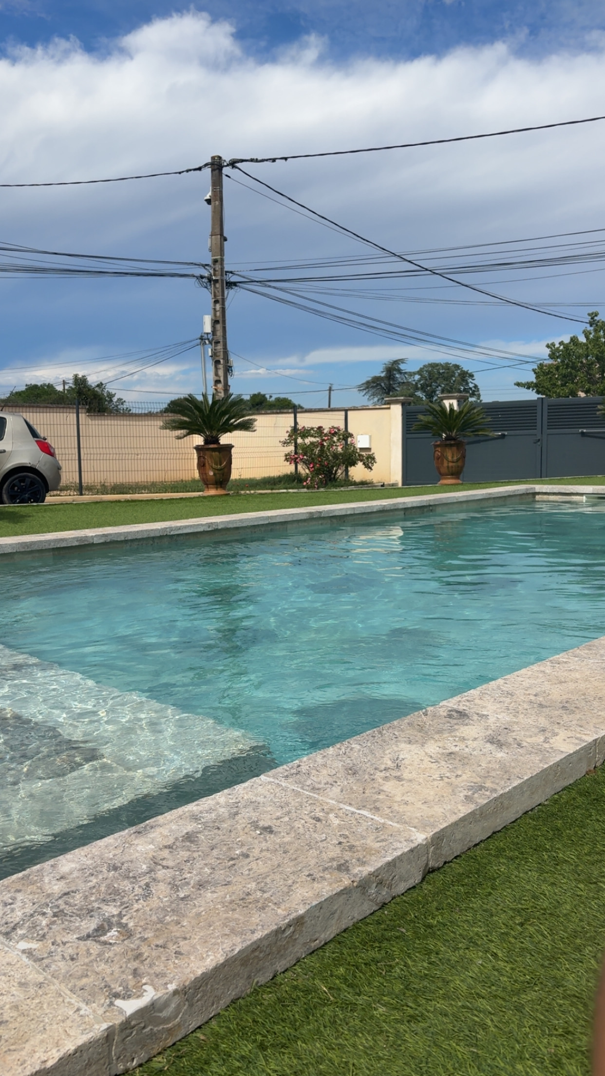 Piscine avec margelle en pierre naturelle